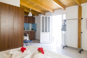 2 bedrooms, iron/ironing board, WiFi, bed sheets - Johnny's Apartment (Kalamaki)