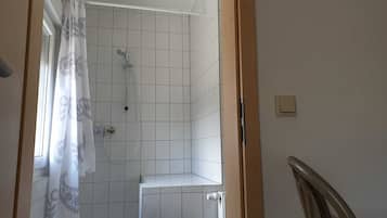 Haartrockner, Handtücher, Seife, Toilettenpapier