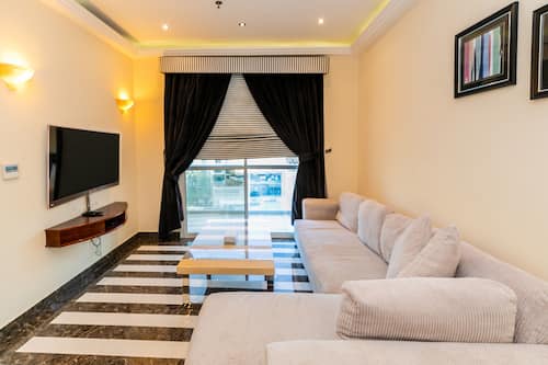 Smart TV 50 pollici con canali satellitari, TV, film pay-per-view