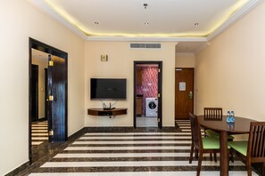 Superior-Apartment, 1 King-Bett und Schlafsofa | Essbereich im Zimmer