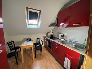 Kühlschrank, Mikrowelle, Ofen, Wasserkocher mit Kaffee-/Teezubehör
