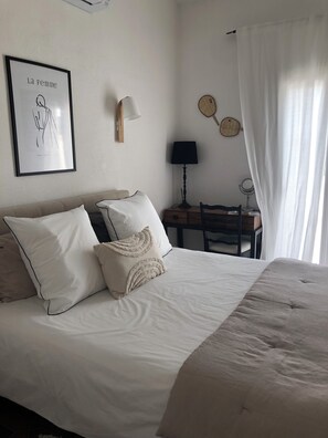 4 slaapkamers, een bureau, een strijkplank/strijkijzer, gratis wifi