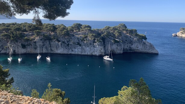 A coastal area with rocky cliffs, clear blue sea, and several sailboats anchored near the shore. - Villa 150 m2, 4 air-conditioned bedrooms 8/10pers swimming pool, close to beaches  (La Ciotat)