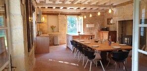 Dining - 17th-century mill on the Enéa river, 6km from Sarlat. Golden park 2.2 hectares. (Carsac-Aillac)