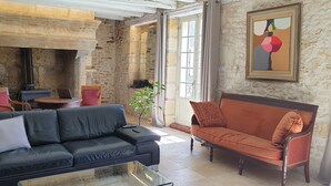 Interior - 17th-century mill on the Enéa river, 6km from Sarlat. Golden park 2.2 hectares. (Carsac-Aillac)