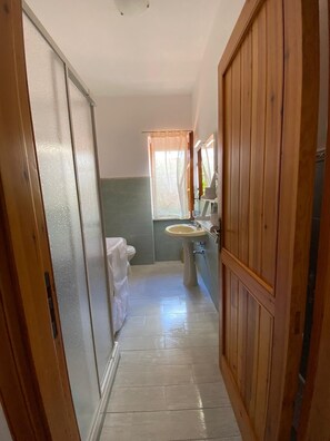 Bathtub, bidet