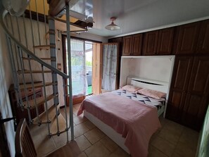 5 bedrooms, desk, iron/ironing board, free WiFi