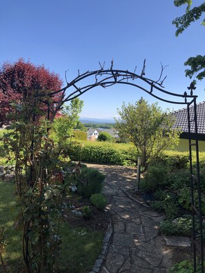 المنطقة المحيطة بالمنشأة