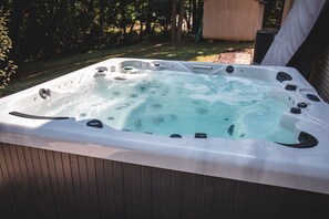Outdoor spa tub - The Retreat with Private Pool and Hot Tub! (Hickory)