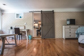 5 bedrooms, desk, iron/ironing board, free WiFi