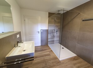Dusj, hårføner, håndklær og såpe
