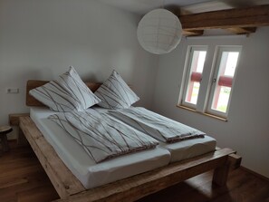 2 bedrooms, travel cot, free WiFi, bed sheets