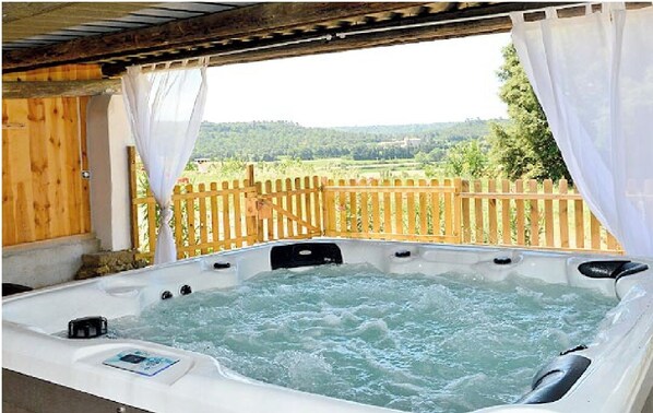 Bain à remous extérieur