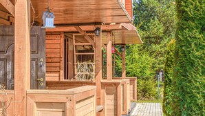 A wooden cabin with a porch, a door, and a small window. - Awesome home in Bobolin with kitchen (Bobolin)