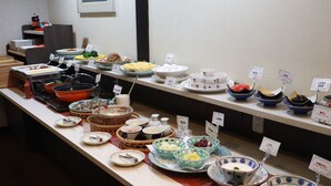 Een buffet met diverse gerechten en bestek.