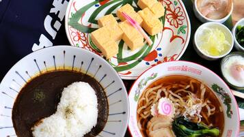 Petit déjeuner buffet (1700 JPY par personne)