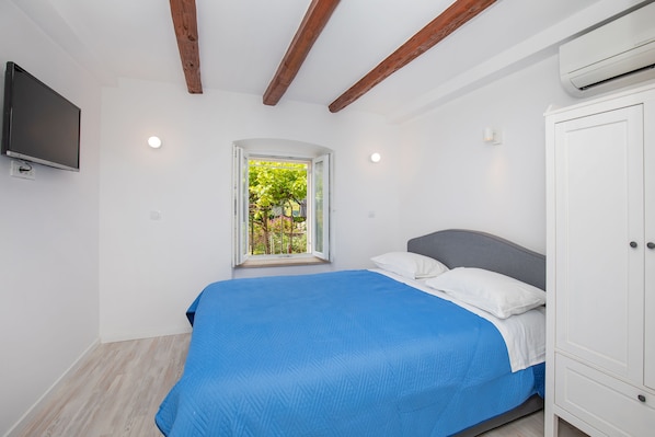 Quarto casal econômico | Wi-Fi de cortesia, roupa de cama