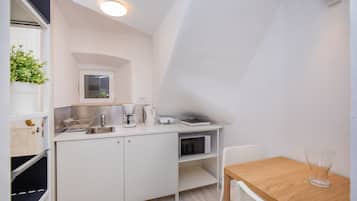 Habitación económica doble | Cocina privada | Frigorífico pequeño, microondas, placa de cocina y cafetera o tetera