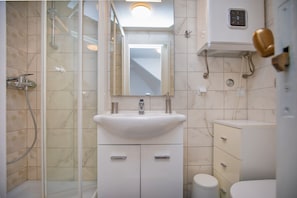 Ducha, secador de pelo, jabón, shampoo