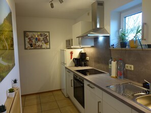 Jääkaappi, mikroaaltouuni, uuni, liesi