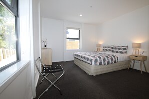 4 bedrooms, iron/ironing board, travel cot, free WiFi - Fantail Brand New Absolute Lakefront Whole House (Rotorua)