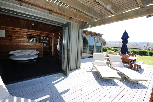 Terrace/patio - Fantail Brand New Absolute Lakefront Whole House (Rotorua)
