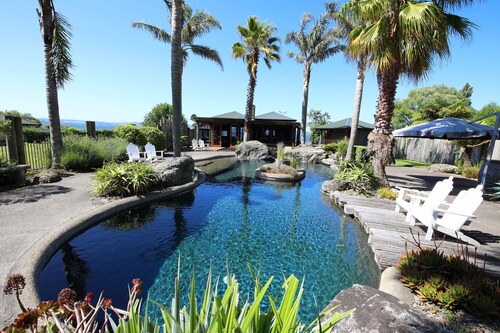 Fantail Brand New Absolute Lakefront Whole House