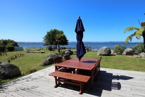 Outdoor dining - Fantail Brand New Absolute Lakefront Whole House (Rotorua)