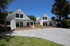 Exterior - Fantail Brand New Absolute Lakefront Whole House (Rotorua)