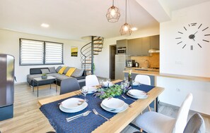 Smart TV, fireplace, ping pong, stereo - Awesome home in Beretinec with sauna (Beretinec)
