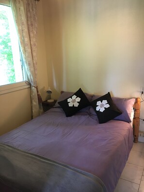 1 chambre, fer et planche à repasser, lit de bébé portatif