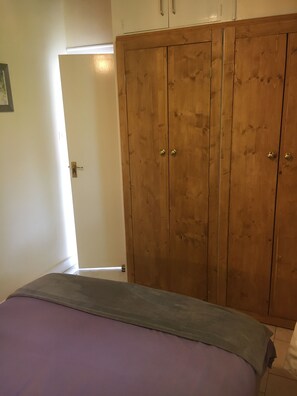 1 chambre, fer et planche à repasser, lit parapluie, draps fournis