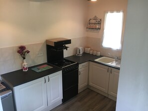 Réfrigérateur, un four, surface de cuisson, bouilloire électrique