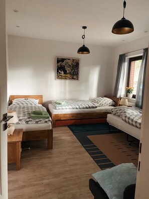 1 Schlafzimmer, Reisekinderbett, kostenloses WLAN, Bettwäsche