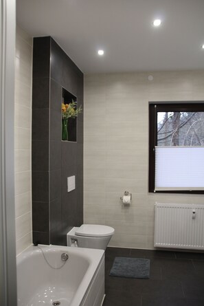 Badewanne, Haartrockner, Handtücher