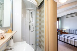 Douche, sèche-cheveux, serviettes fournies, savon