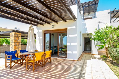 Smaragdi BeachFront Villa