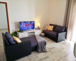 30-inch TV with digital channels, fireplace - Large 95 m2 apt w. the sea View, Balcony and gar (Podstrana)