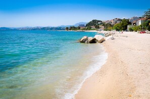 Beach - Large 95 m2 apt w. the sea View, Balcony and gar (Podstrana)