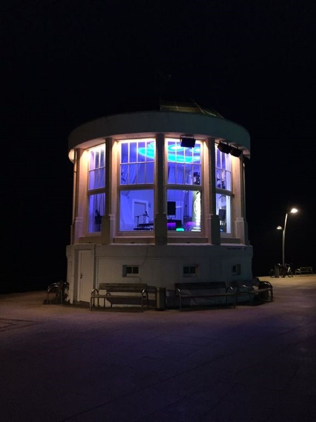 Musikpavillon am Abend