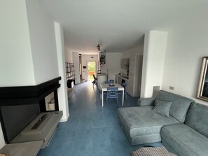 Smart TV, fireplace, stereo