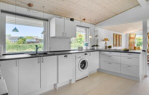 Fridge, stovetop, dishwasher, coffee/tea maker - Nice home in Roskilde with WiFi (Roskilde)