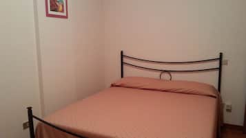 2 dormitorios, tabla de planchar con plancha, ropa de cama