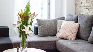 Villa luxueuse | Aire de séjour | Téléviseur à écran plat, foyer