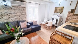Villa luxueuse | Aire de séjour | Téléviseur à écran plat, foyer