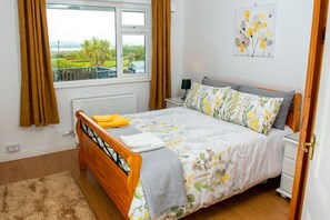 3 bedrooms, iron/ironing board, travel cot, WiFi - Beautiful Cottage on the Wild Atlantic Way - Breathtaking Mountain & Sea Views (Castlemaine)