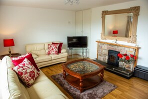 Smart TV, fireplace, books - Beautiful Cottage on the Wild Atlantic Way - Breathtaking Mountain & Sea Views (Castlemaine)