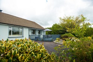 Exterior - Beautiful Cottage on the Wild Atlantic Way - Breathtaking Mountain & Sea Views (Castlemaine)