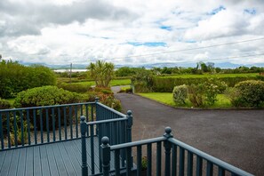 Property grounds - Beautiful Cottage on the Wild Atlantic Way - Breathtaking Mountain & Sea Views (Castlemaine)