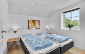 6 bedrooms, travel crib, WiFi